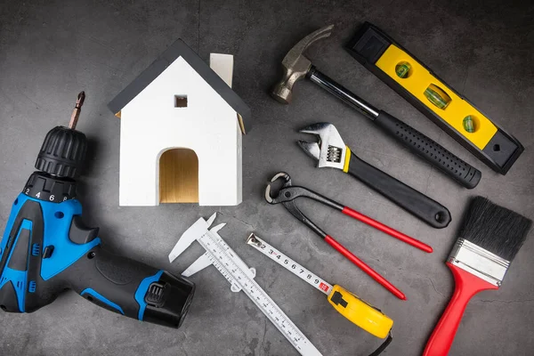 Drewniany Model Białe Domy Home Repair Narzędzia Ręczne Cementowym Szarym — Zdjęcie stockowe