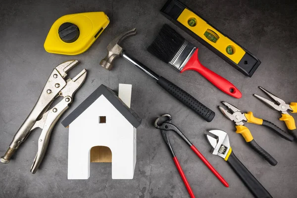 Modello Legno Case Bianche Home Repair Hand Tools Sfondo Grigio — Foto Stock
