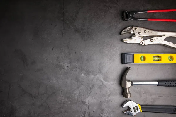 Çimento grisi arka planda el aletlerini tamir et. Ev tamiri, ev tadilatı, evi yenileme. İnşaat aletleri konsepti.