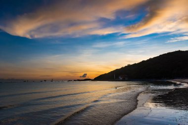Tawaen Sahili 'nin şafak vakti resimleri, güneş doğuyordu, Koh Lan adasında sabah vakti Covid 19 virüsünün salgınından sonra..