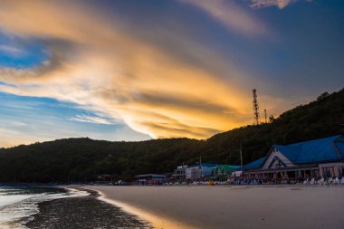 Tawaen Sahili 'nin şafak vakti resimleri, güneş doğuyordu, Koh Lan adasında sabah vakti Covid 19 virüsünün salgınından sonra..