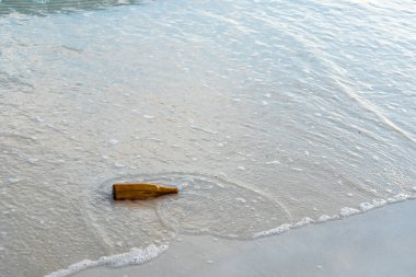 Şafakta Tawaen Sahili 'nde kahverengi cam şişe, güneş doğuyordu, Koh Lan adasında güneş doğuyordu..