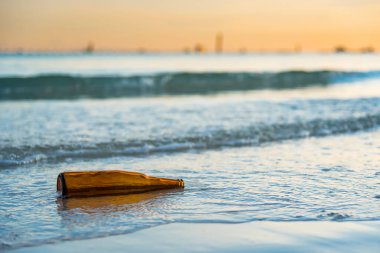 Şafakta Tawaen Sahili 'nde kahverengi cam şişe, güneş doğuyordu, Koh Lan adasında güneş doğuyordu..