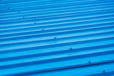 Soyut bir arkaplan olarak mavi boyanmış metal çatı