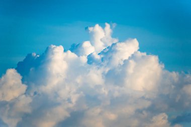 Gün batımında bulutlu renkli dramatik gökyüzü.