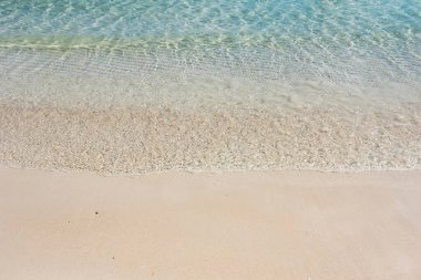 Kumsal ve deniz arka planı, kum ve baloncuk, dalga. Kumlu sahilde yumuşak bir dalga. Arkaplan.