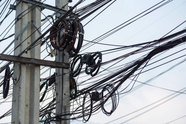 Tayland 'da elektrik kablolarının birbirine dolanması.