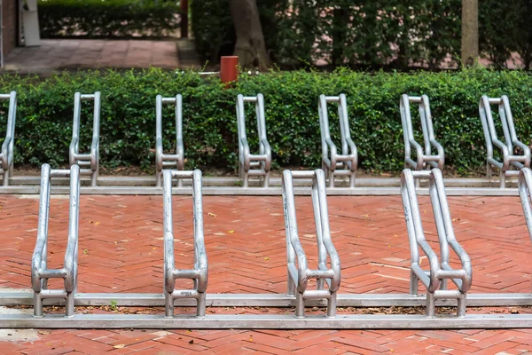 Leere Fahrradständer Und Ein Mit Einem Asiatischen Hut Gezeichnetes Parkschild — Stockfoto