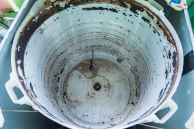 Çamaşır makinesinin üst görüntüsü. Temizlemek için küveti kaldır..