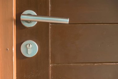 Katı ahşap kapıya kilit ve kapı kolu..