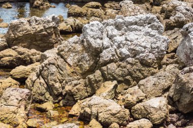 Güzel turkuazlı kayalar kristal berrak deniz suyu