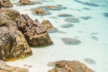 Güzel turkuazlı kayalar kristal berrak deniz suyu