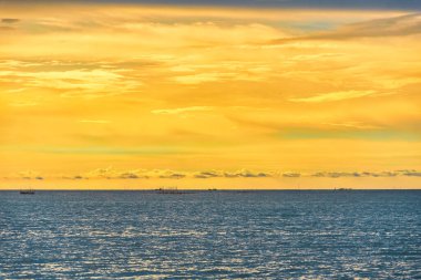 Güneş battıktan sonra güzel deniz manzarası. Tayland..