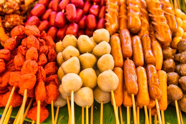 Die Bratwurst Und Fleischbällchen Mit Bambus Holzstäbchen Traditionelles Street Food — Stockfoto