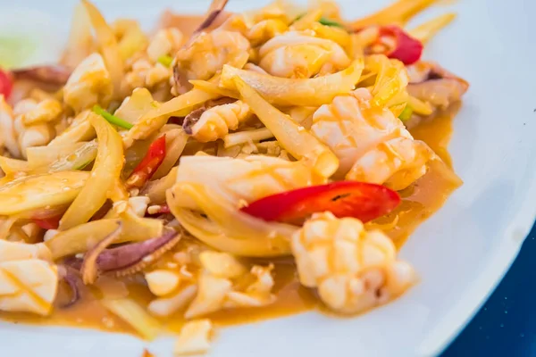 伝統的なタイ料理のイカの炒め物の塩卵 — ストック写真