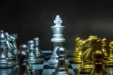 Satranç oyunu rekabet iş konsepti, iş rekabet konsepti mücadele ve sorunlarla yüzleşmek.