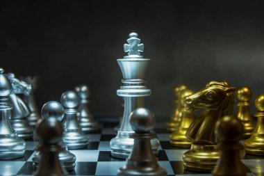 Satranç oyunu rekabet iş konsepti, iş rekabet konsepti mücadele ve sorunlarla yüzleşmek.