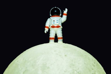 Aydaki astronot adam. Uzay kaşifi konsepti..
