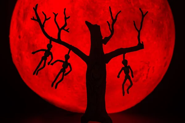 Silueta Mrtvého Stromu Mrtvým Mužem Visícím Morku Kostí Pozadí Červený — Stock fotografie