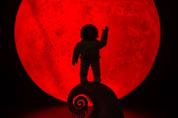 宇宙飛行士のシルエット背景に赤い満月があります ハロウィンホラーのコンセプト — ストック写真