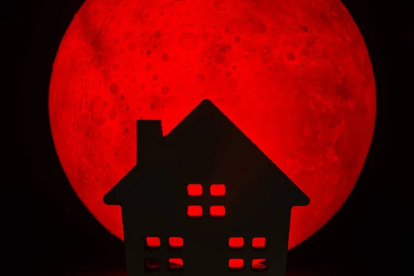 Silueta Strašidelného Domu Hrůzy Pozadí Červený Úplněk Halloween Horor Koncept — Stock fotografie