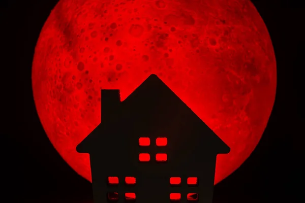 ホラーのお化け屋敷のシルエット 背景に赤い満月があります ハロウィンホラーのコンセプト — ストック写真