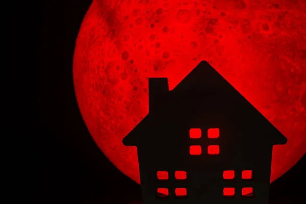 Silueta Una Casa Embrujada Horror Hay Una Luna Llena Roja — Foto de Stock
