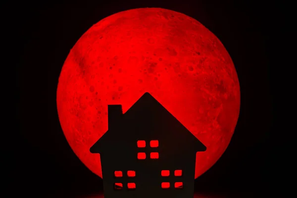 Egy Kísértetház Sziluettje Piros Telihold Van Háttérben Halloween Horror Koncepció — Stock Fotó