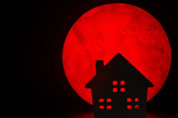 Silueta Una Casa Embrujada Horror Hay Una Luna Llena Roja — Foto de Stock