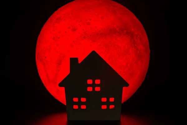 Egy Kísértetház Sziluettje Piros Telihold Van Háttérben Halloween Horror Koncepció — Stock Fotó