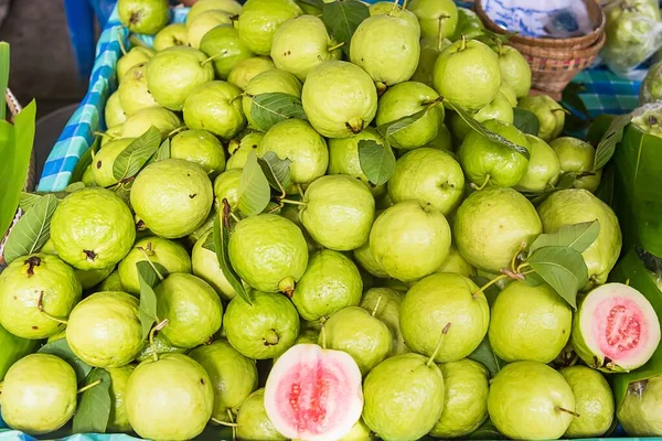 Färsk Guava Frukt Grön Bakgrund — Stockfoto