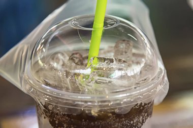 Plastik bardakta buzlu alkolsüz içecek.