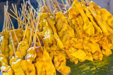 Pork satay 'ın seçici odak noktası - Fıstık soslu ızgara domuz eti ya da tatlı ve ekşi sos - Asya yemeği tarzı