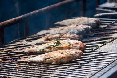 Kömürde tuzlanmış balık geleneksel bir Tayland yemeğidir.
