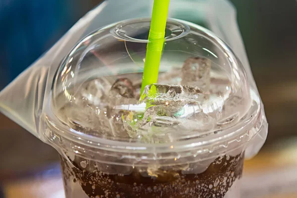 Belüftete Erfrischungsgetränke Mit Eis Kunststoffglas — Stockfoto