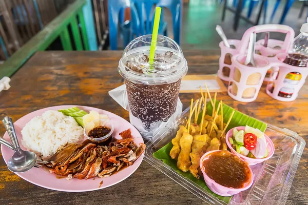 Їжа Напої Дерев Яних Столах Плаваючих Базарах Таїланду — стокове фото