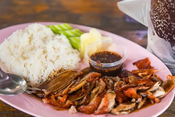 Arroz Pato Asado Una Mesa Madera Mercado Flotante Tailandia — Foto de Stock