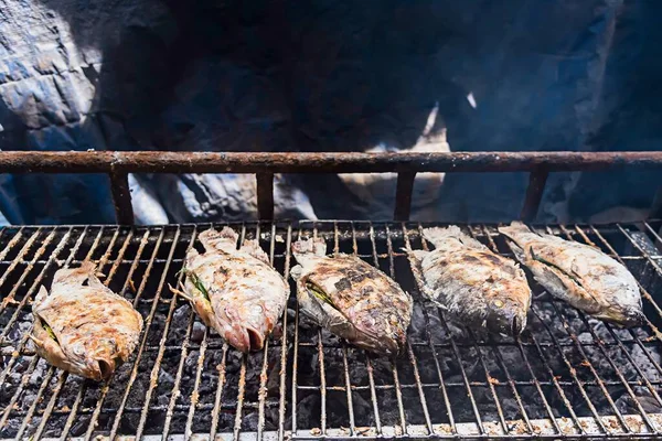 Salzgegrillter Fisch Auf Den Kohlen Ist Ein Traditionelles Thailändisches Gericht — Stockfoto