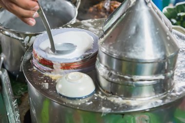 Tayland usulü buğulanmış pirinç köftesi veya khao kriap pak maw 'ın seçici odak noktası popüler ve benzersiz Tayland sokak atıştırmalıkları..