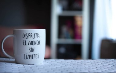 beyaz fincan whit metin