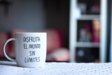 Beyaz fincan bir metin whit 