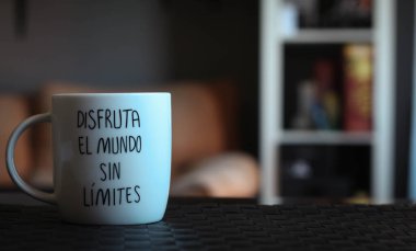 Beyaz fincan bir metin whit 