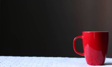 Kırmızı polis beyaz masada. 