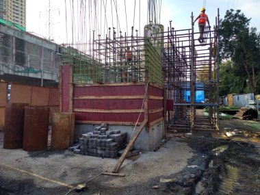 Mumbai Hindistan, 28 / 09 / 2020 tarihli Cavid-19 tecridinden sonra işçiler tamamlanmamış işlerini bitirmeye başladılar..