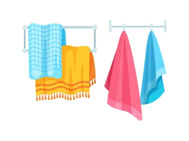 Banyo aksesuarları çizgi film seti. Banyo havluları. Çamaşır kurutma makinesi, asılı renkli havlular. Banyo mutfağı için havlu banyosu, saunalar için karikatür vektör çizimi.