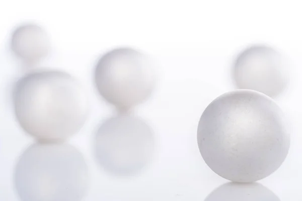 Perlas Dispersas Sobre Fondo Blanco — Foto de Stock