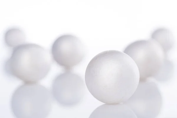 Perlas Dispersas Sobre Fondo Blanco — Foto de Stock