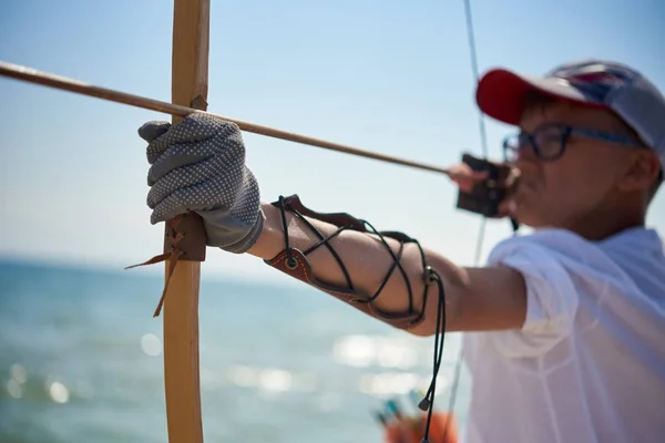 Teenager Boy Learns Shoot Classic Wooden Bow Beach — Stock Photo, Image