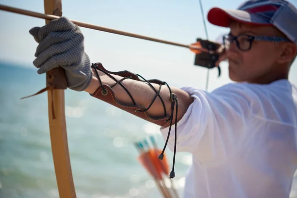 Teenager Boy Learns Shoot Classic Wooden Bow Beach — Stock Photo, Image