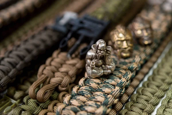 Armbanden Gemaakt Van Touw Gevlochten Paracord Met Een Metalen Afbeelding — Stockfoto